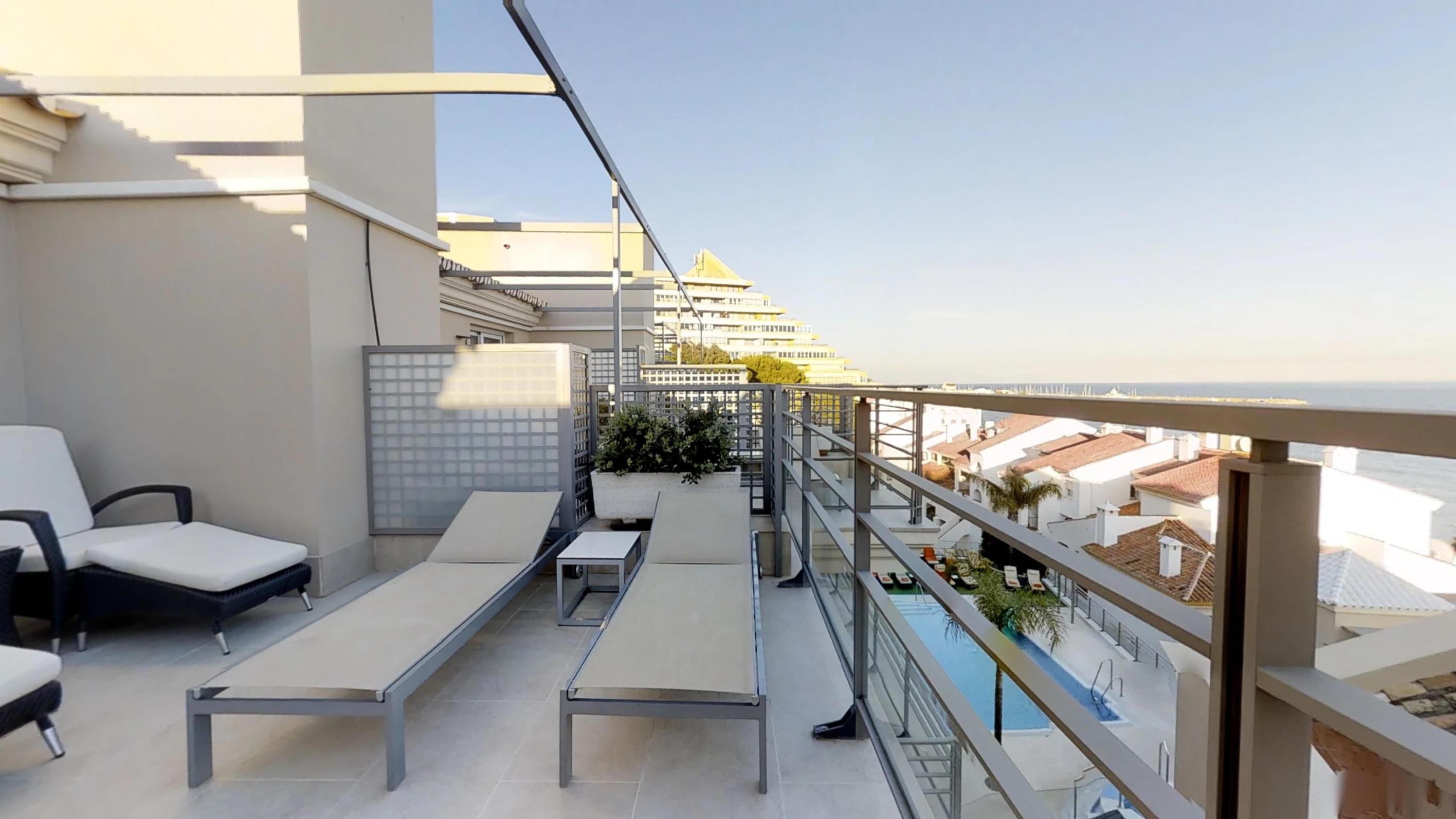 Hotel Vincci Selección Aleysa Benalmádena Exterior foto 3D rendering of a balcony