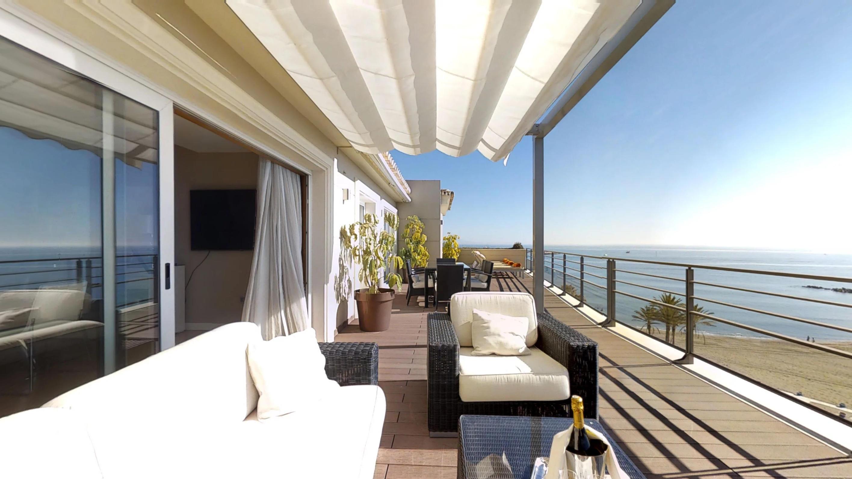 Hotel Vincci Selección Aleysa Benalmádena Exterior foto A balcony with a retractable awning