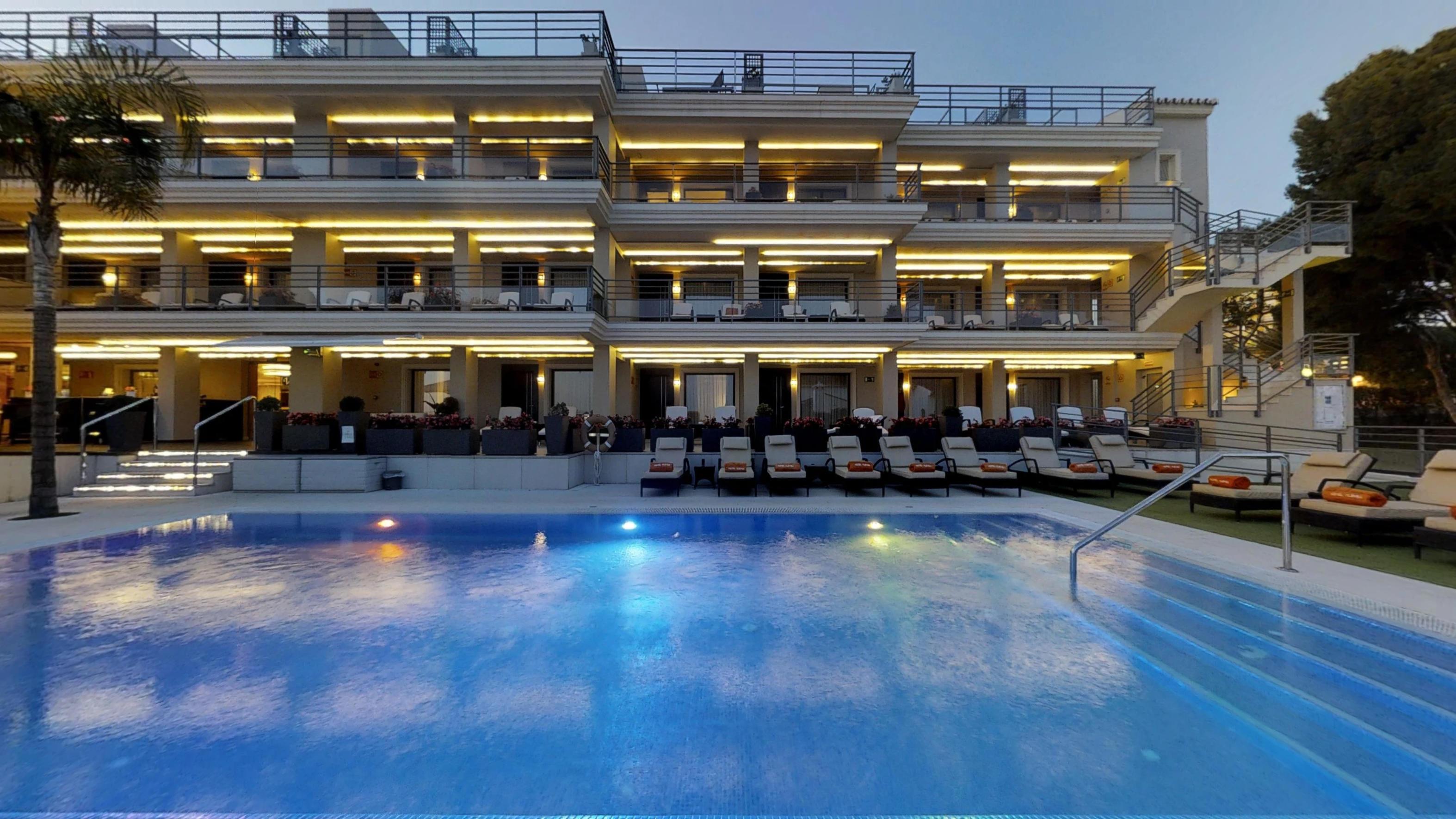 Hotel Vincci Selección Aleysa Benalmádena Exterior foto The hotel's pool