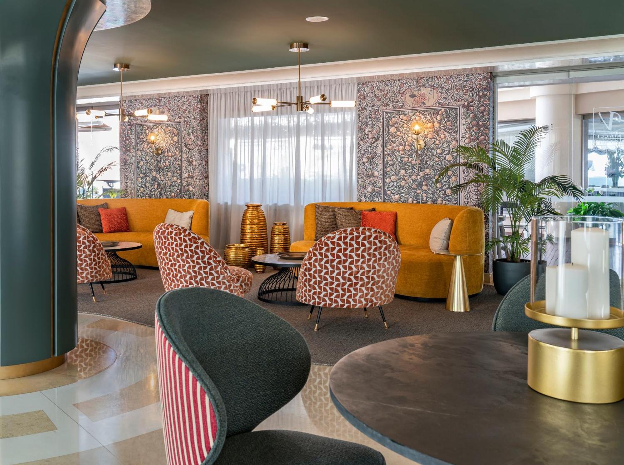 Hotel Vincci Selección Aleysa Benalmádena Exterior foto The lounge at the airport