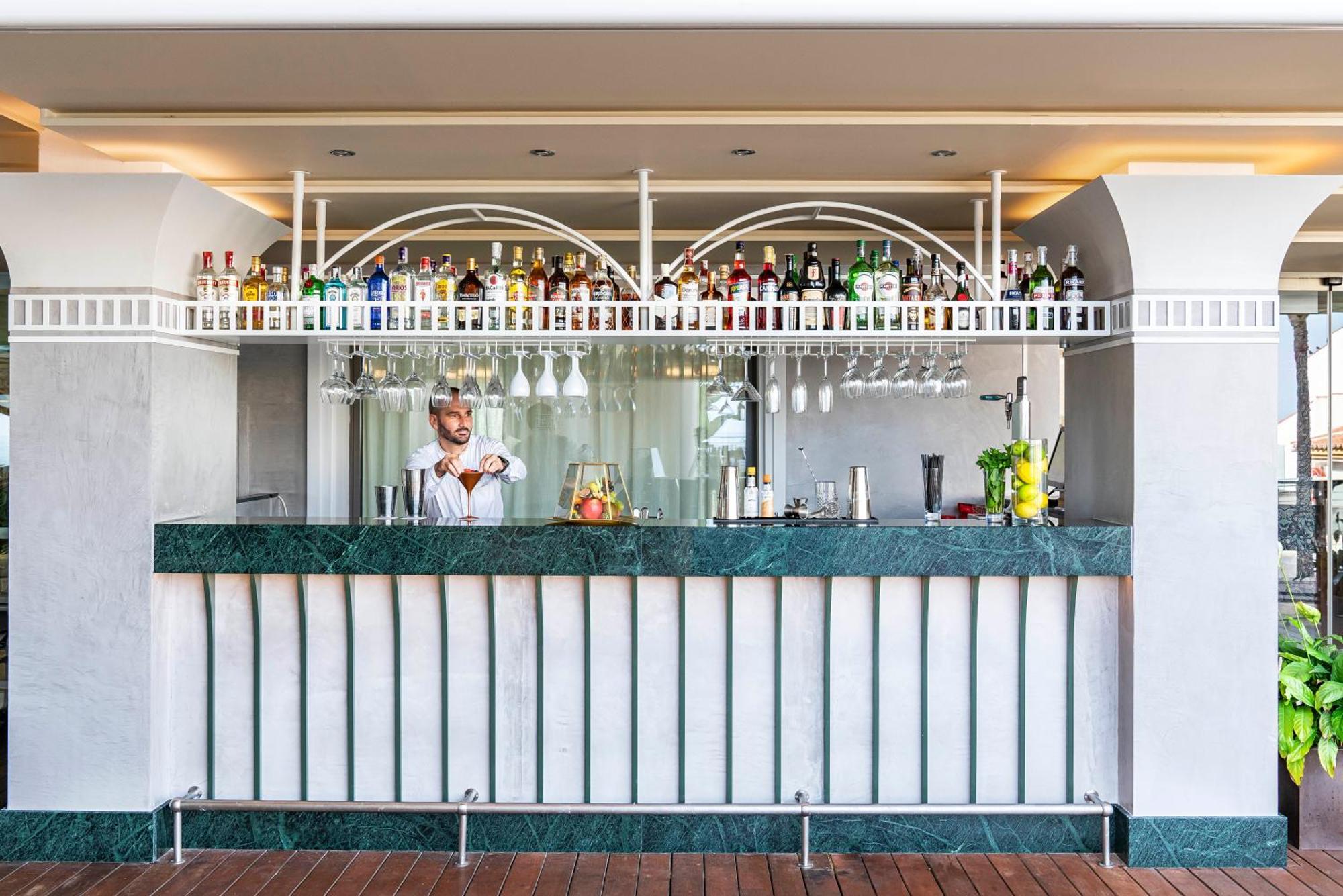 Hotel Vincci Selección Aleysa Benalmádena Exterior foto The bar at the Sky Bar