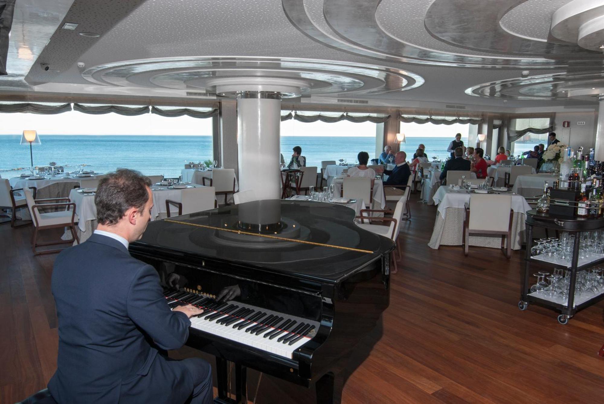 Hotel Vincci Selección Aleysa Benalmádena Exterior foto The restaurant on board
