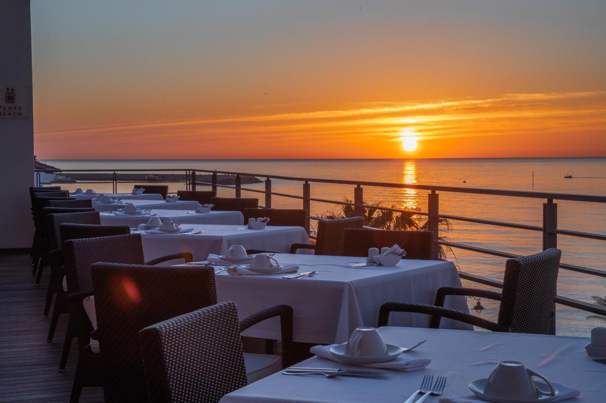 Hotel Vincci Selección Aleysa Benalmádena Exterior foto Sunset at the restaurant